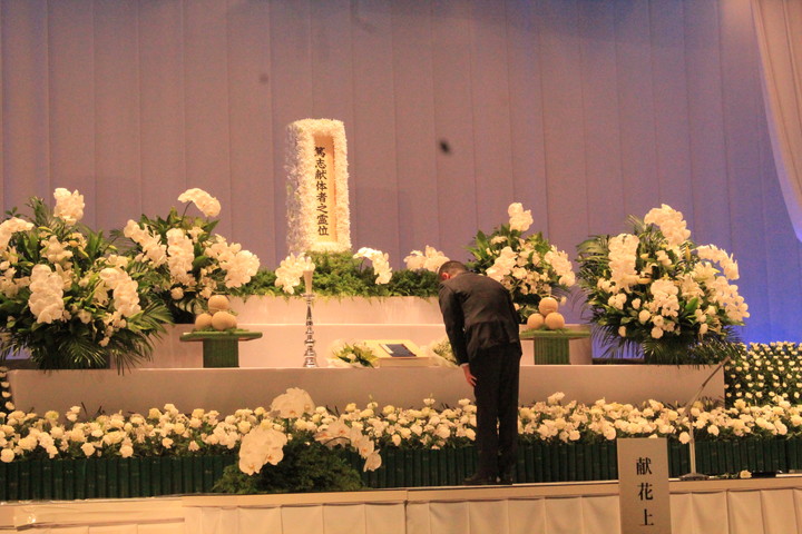学生代表　献灯・献花