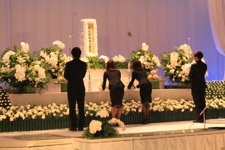 学生代表　献灯・献花